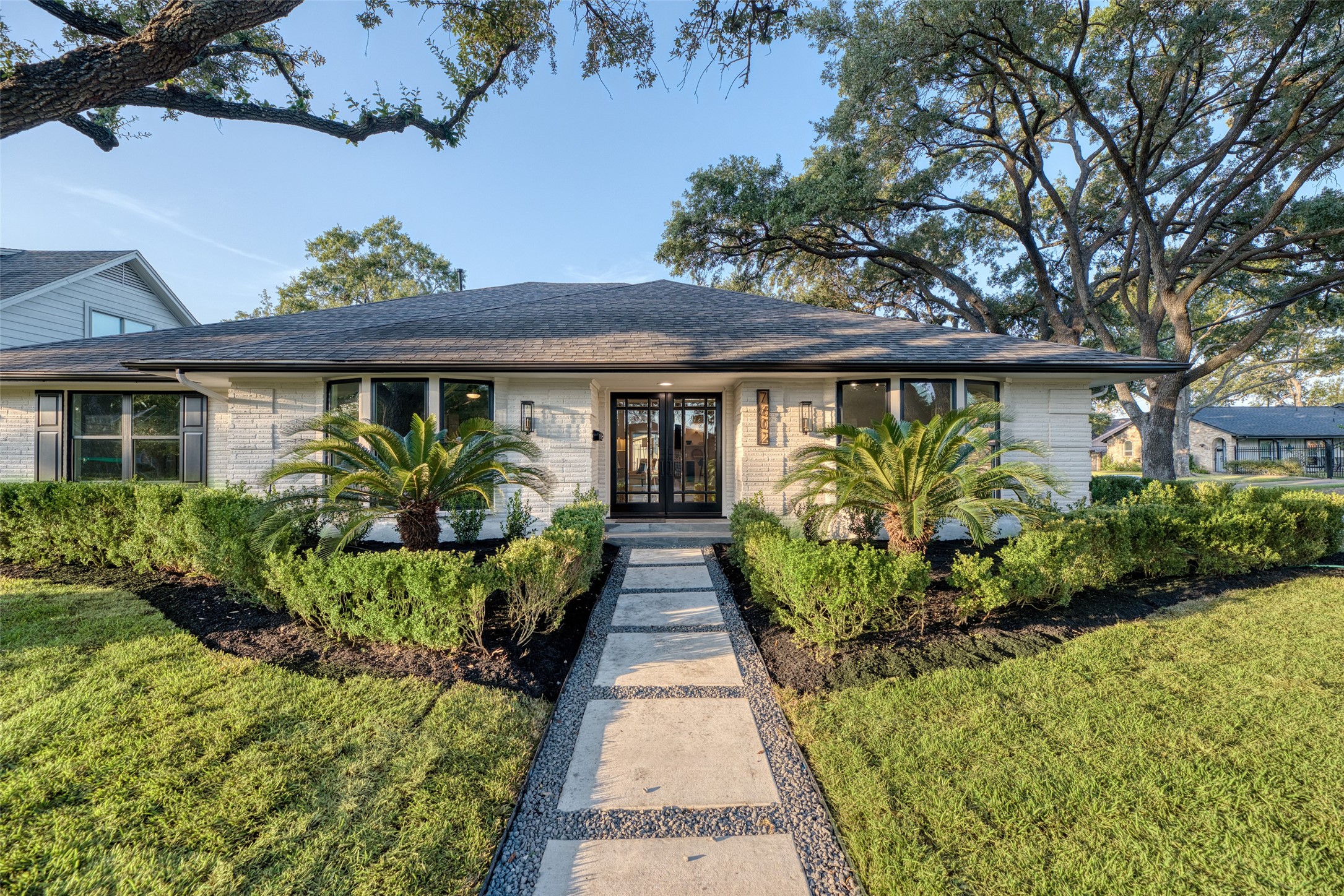 7602 Pagewood Lane Houston, TX 77063 - Photo 4 of 33 Step into a welcoming home with inviting charm.