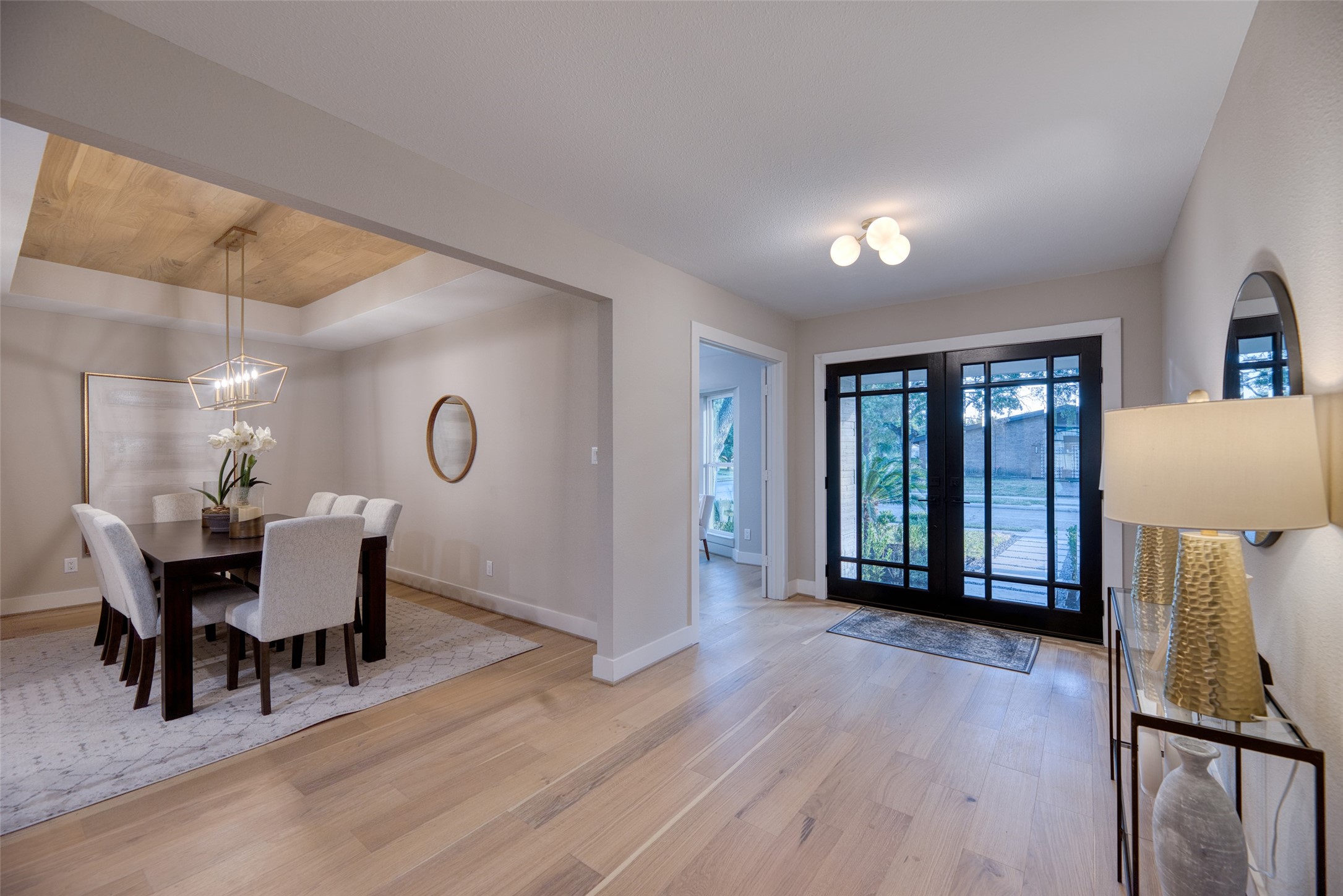 7602 Pagewood Lane Houston, TX 77063 - Photo 8 of 33 Entryway feels open and comfortable from the start.