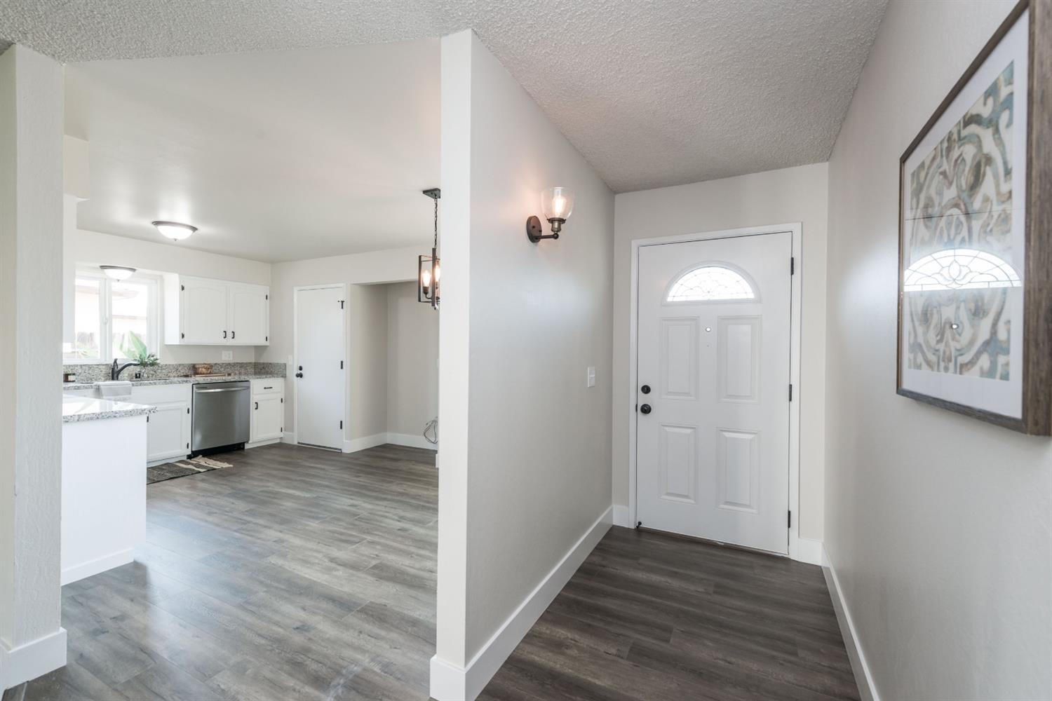 109 West Ashcroft Avenue Clovis, CA 93612 - Photo 2 of 14