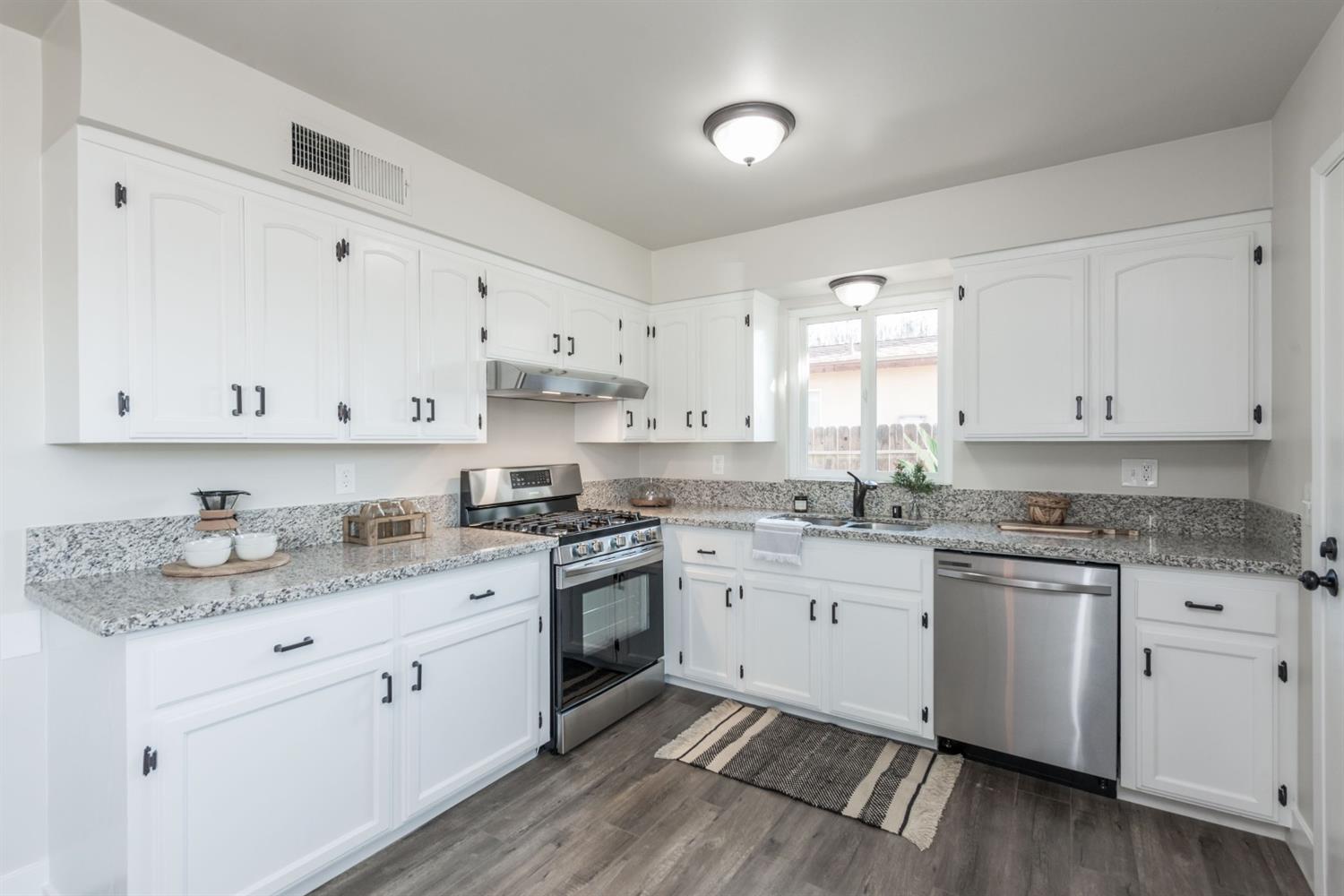 109 West Ashcroft Avenue Clovis, CA 93612 - Photo 3 of 14