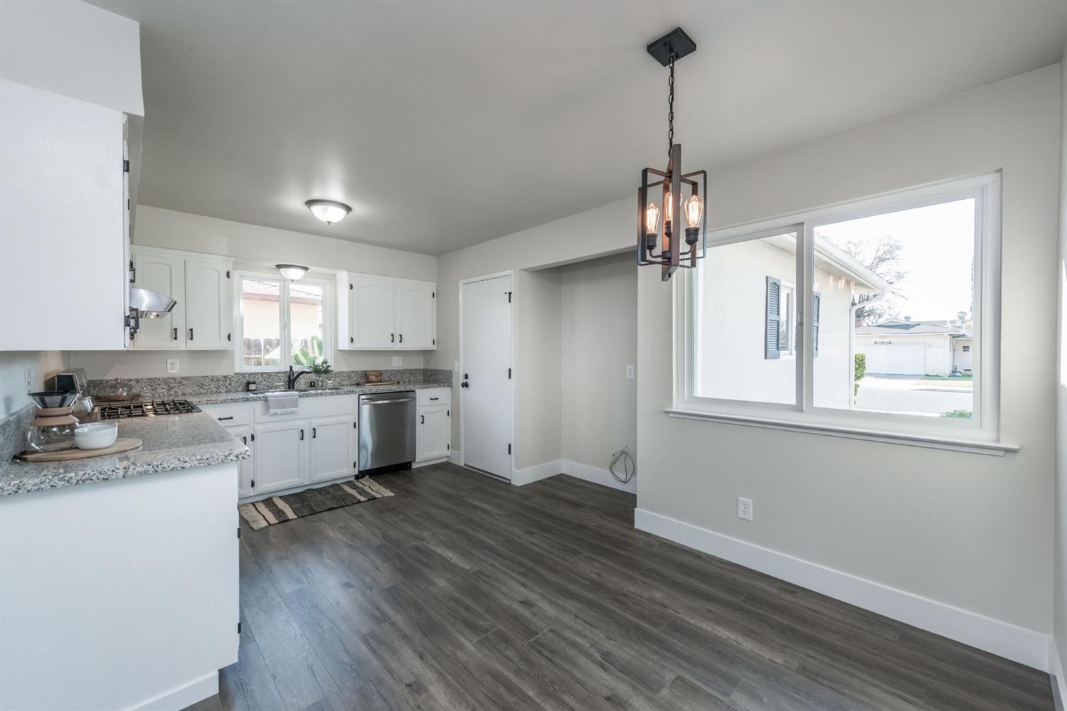 109 West Ashcroft Avenue Clovis, CA 93612 - Photo 4 of 14