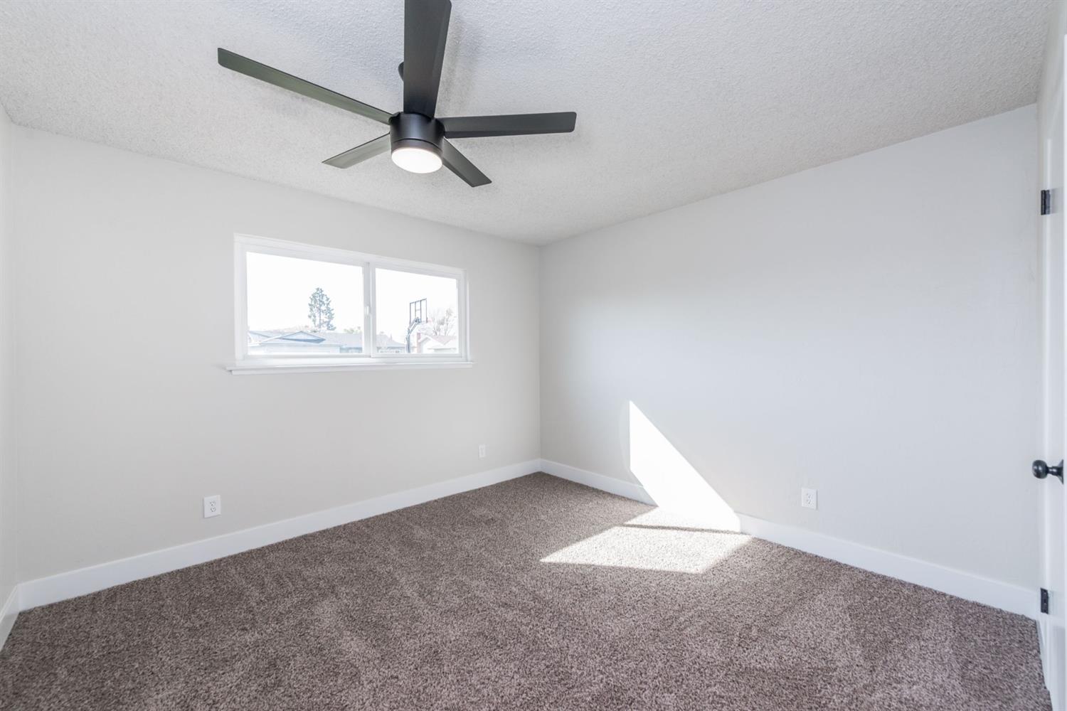 109 West Ashcroft Avenue Clovis, CA 93612 - Photo 10 of 14