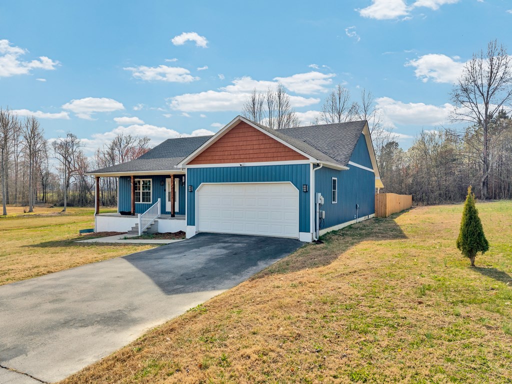 164 Prosperity Lane Sparta, TN 38583 - Photo 2 of 39 a front view of a house with a yard and garage
