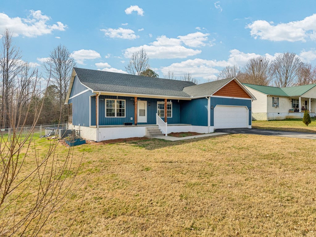 164 Prosperity Lane Sparta, TN 38583 - Photo 3 of 39 a front view of a house with a yard