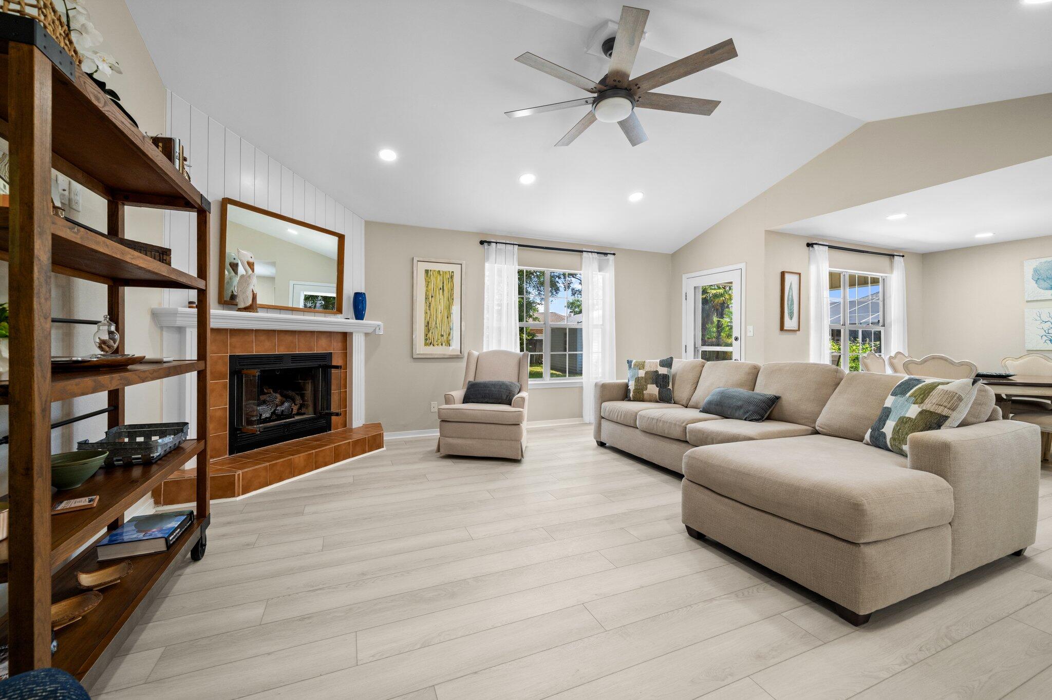 112 Meigs Drive Shalimar, FL 32579 - Photo 23 of 65 112 Meigs Drive_Living Room