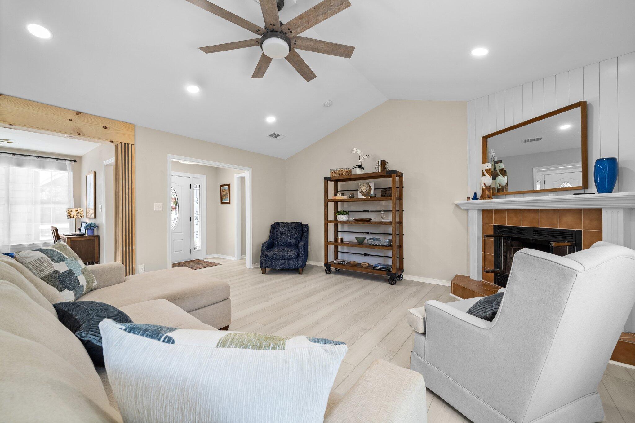 112 Meigs Drive Shalimar, FL 32579 - Photo 25 of 65 112 Meigs Drive_Living Room