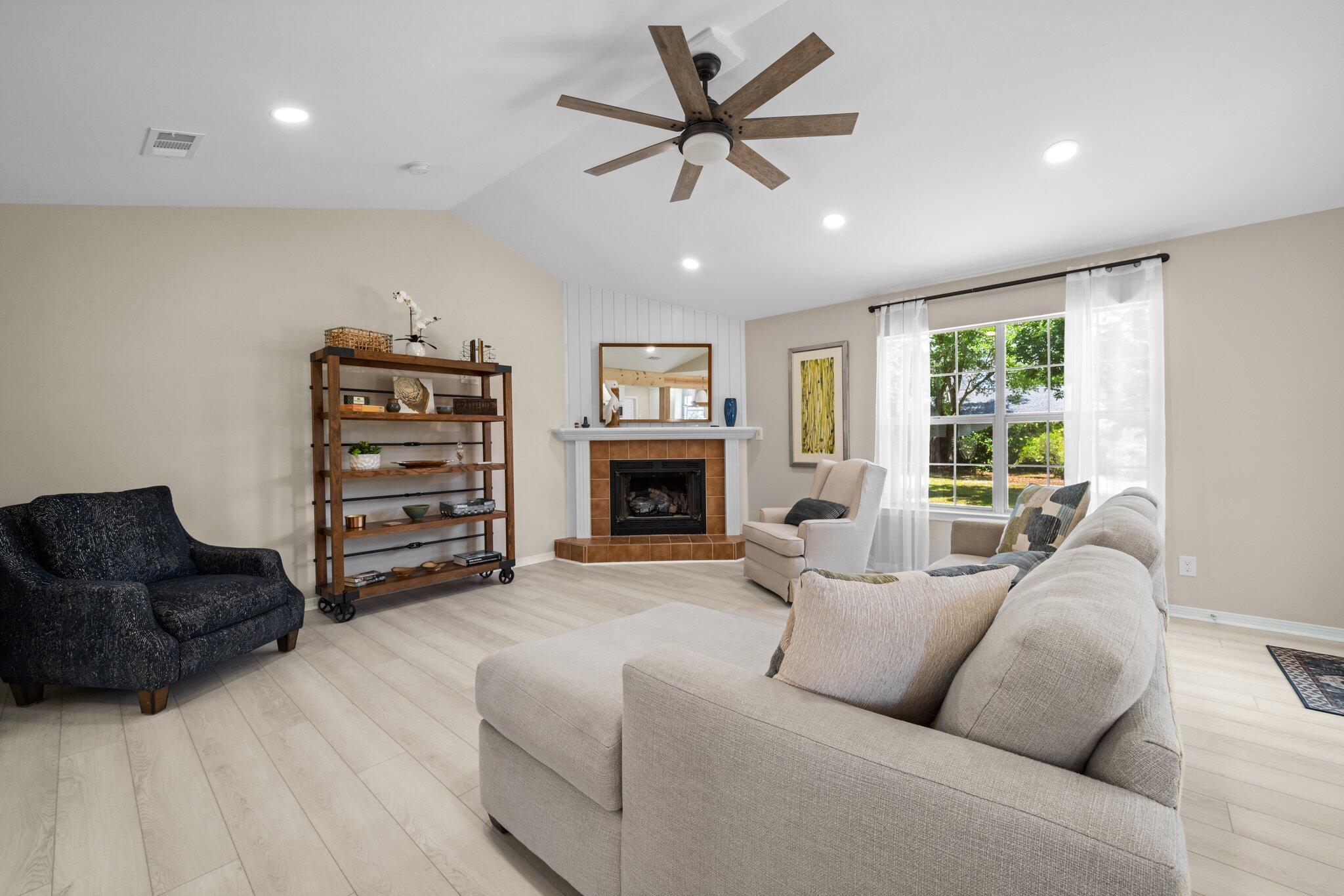 112 Meigs Drive Shalimar, FL 32579 - Photo 26 of 65 112 Meigs Drive_Living Room