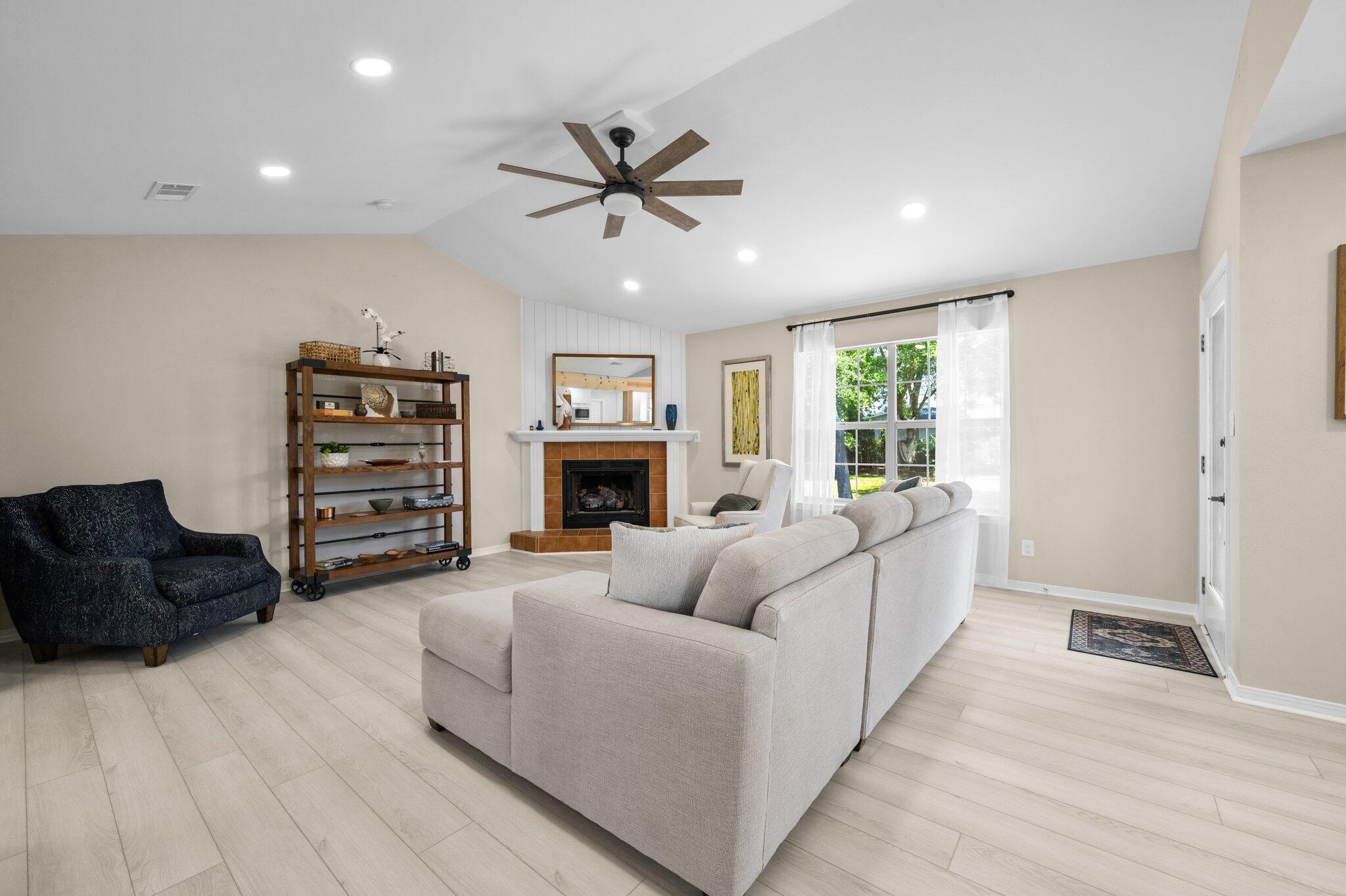 112 Meigs Drive Shalimar, FL 32579 - Photo 27 of 65 112 Meigs Drive_Living Room