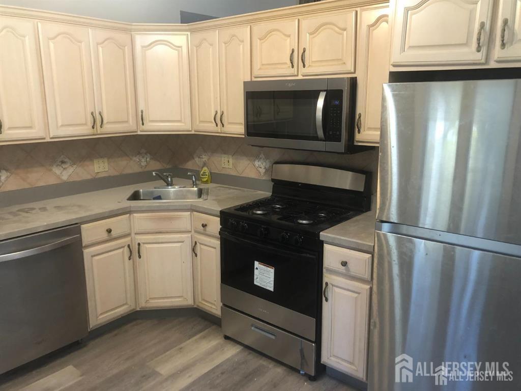 27 Mill Road Edison, NJ 08817 - Photo 3 of 17 a kitchen with appliances a microwave and cabinets
