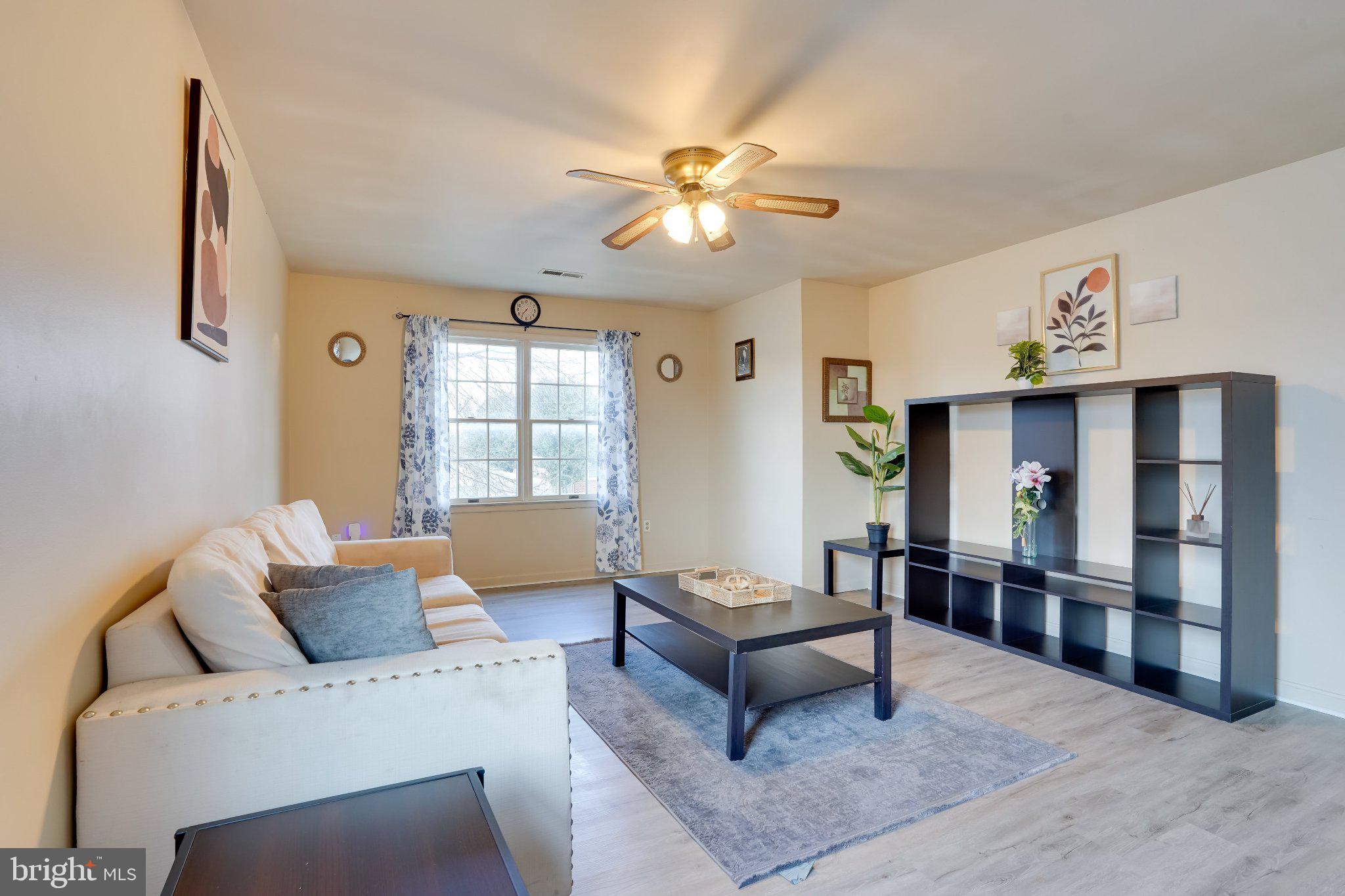713-715 Medway Road Hagerstown, MD 21740 - Photo 21 of 43 a living room with furniture