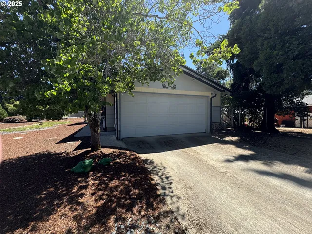 a view of a backyard with pathway