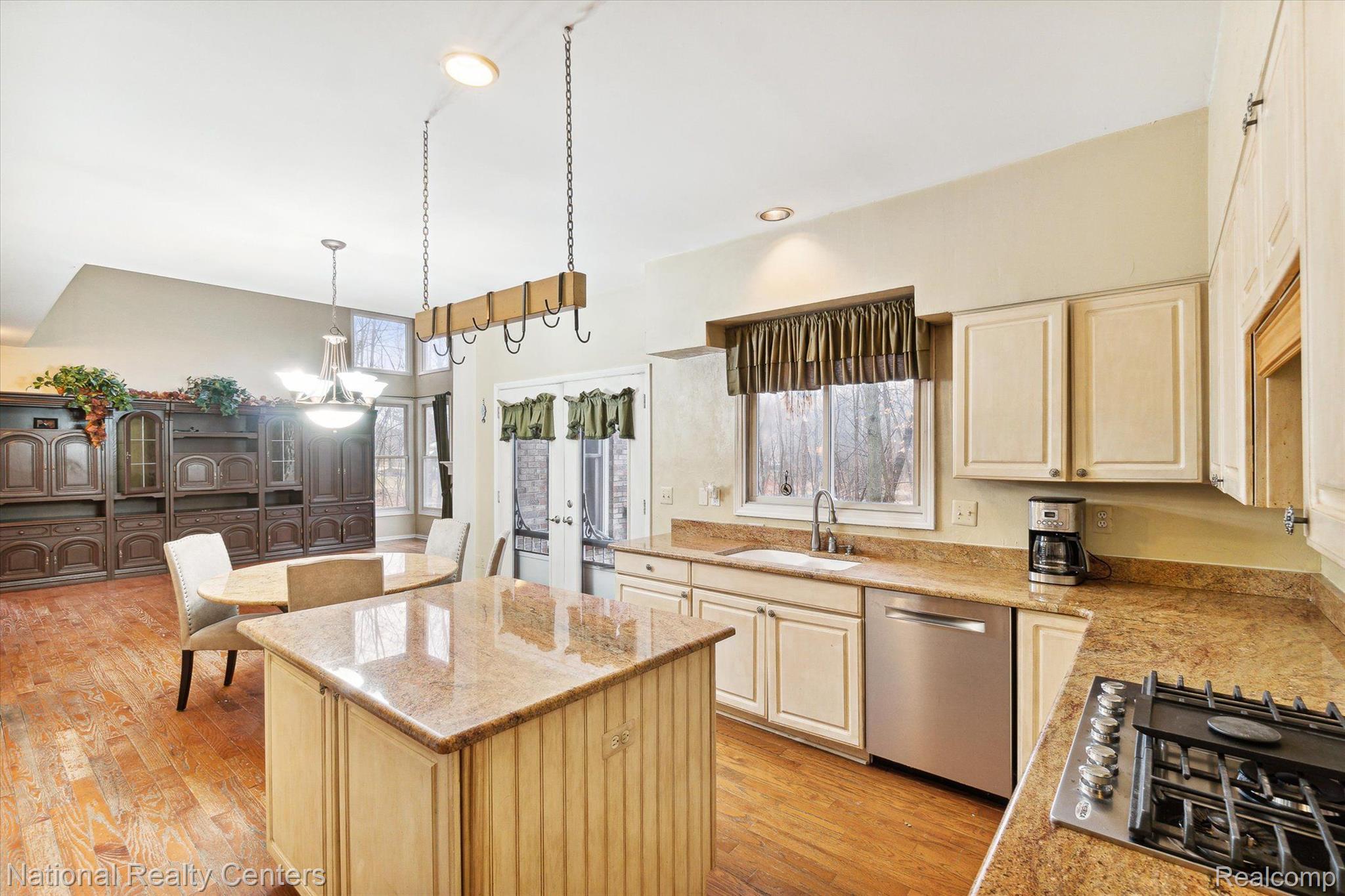 3358 Roseglade Rochester, MI 48306 - Photo 22 of 65 Gallery Image 22