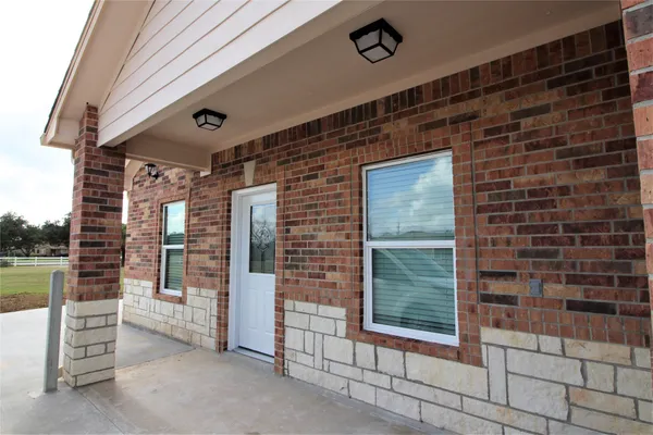 $1,600 | 956 County Road 281, Alvin, TX 77511