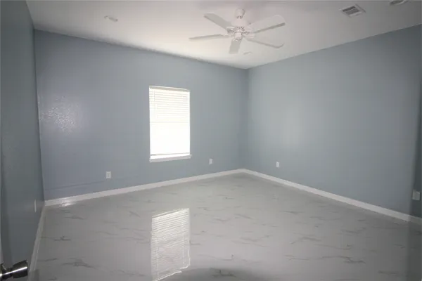$1,600 | 956 County Road 281, Alvin, TX 77511