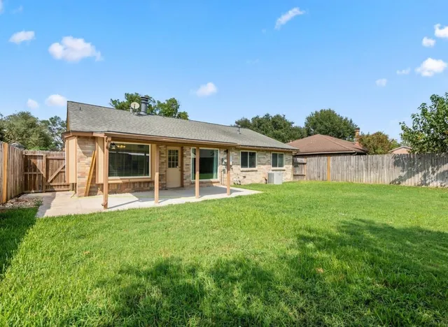 a view of a house with a backyard