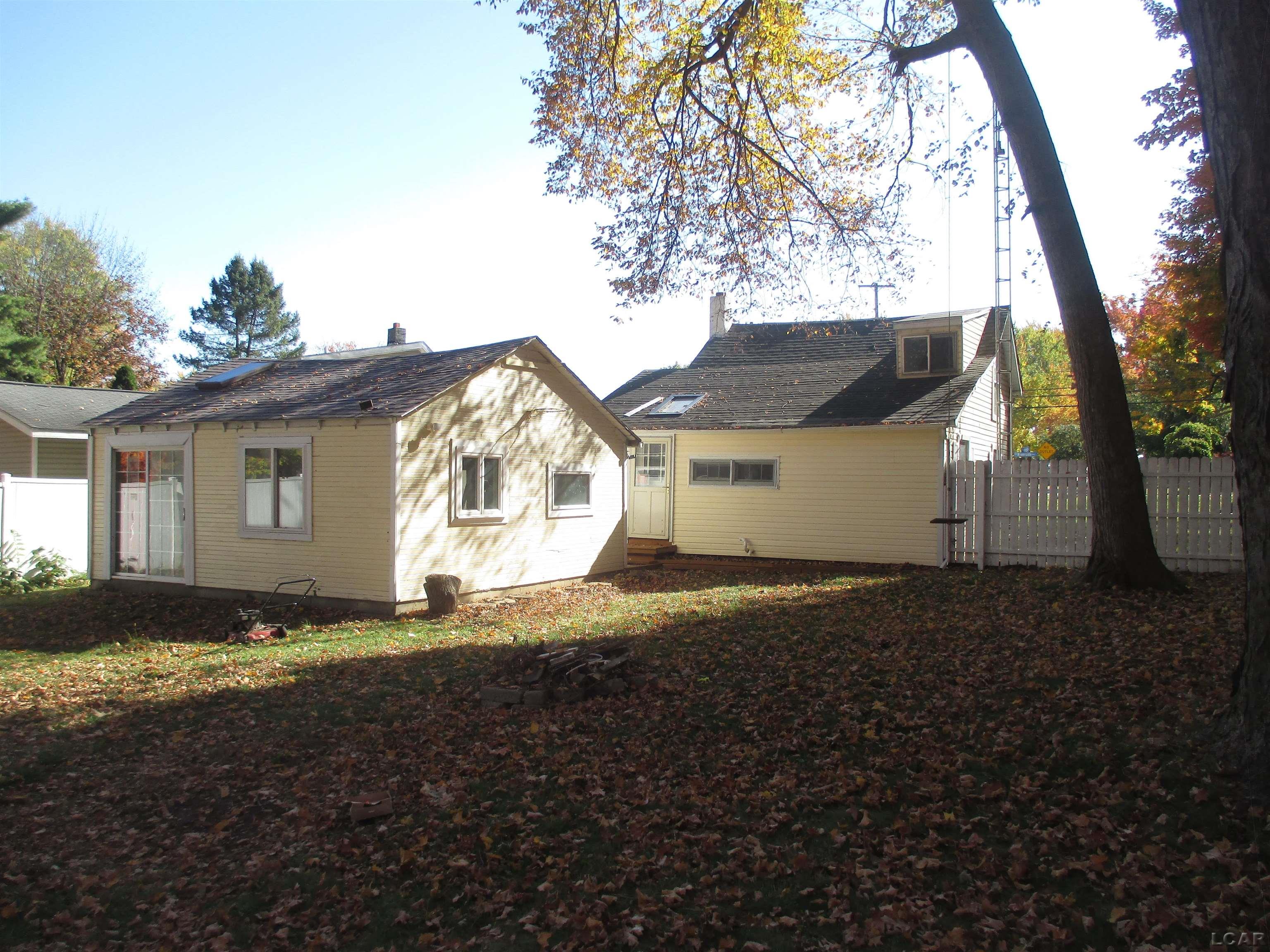 302 Riverside Avenue Adrian, MI 49221 - Photo 16 of 21 50159111-f60354b9-7b13-4fc8-a446-06c7b00b480c.JPG