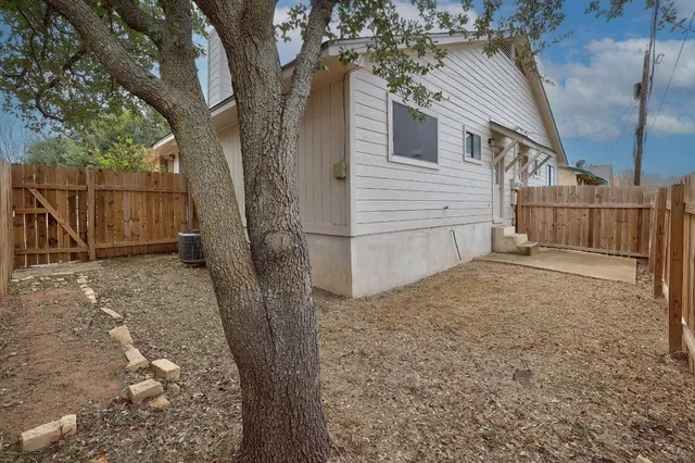 a view of a pathway of a house with wooden fence