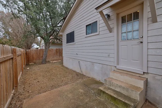 a view of a backyard