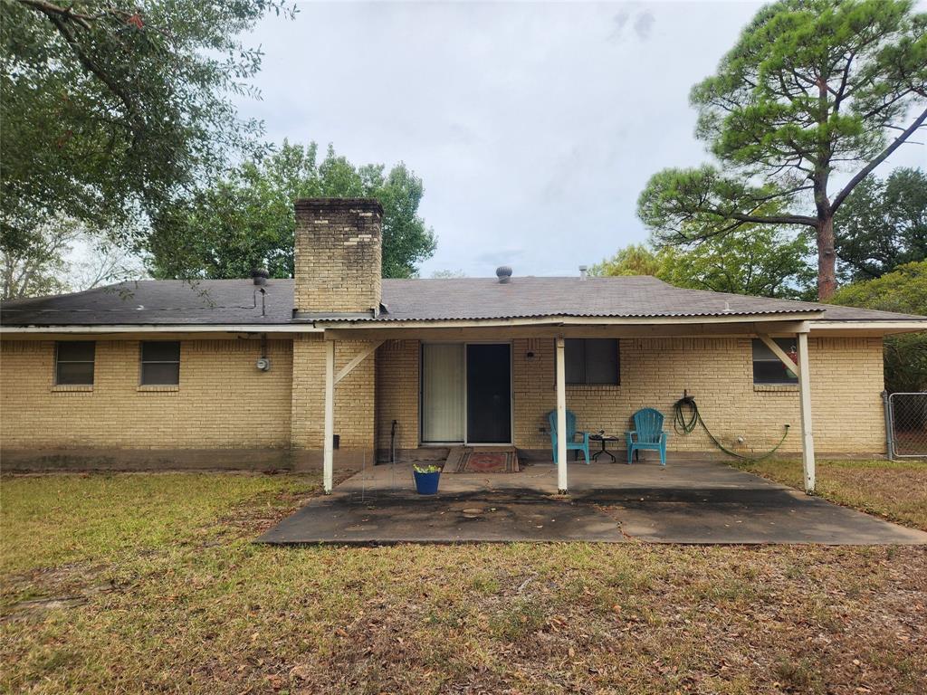2821 Mccarley Drive Commerce, TX 75428 - Photo 7 of 32 a front view of a house with porch