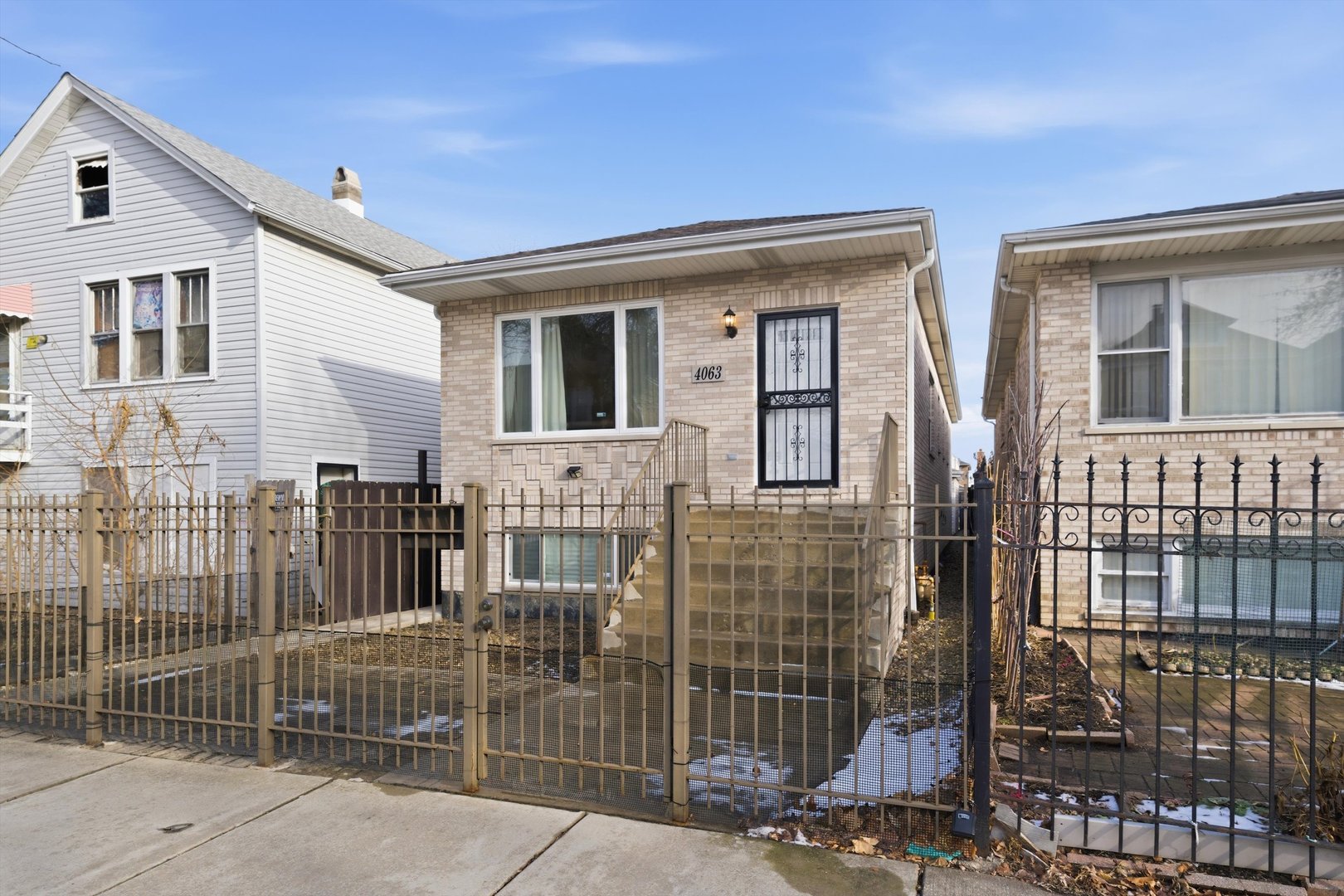 4063 South Rockwell Street Chicago, IL 60632 - Photo 5 of 24 a view of front a house