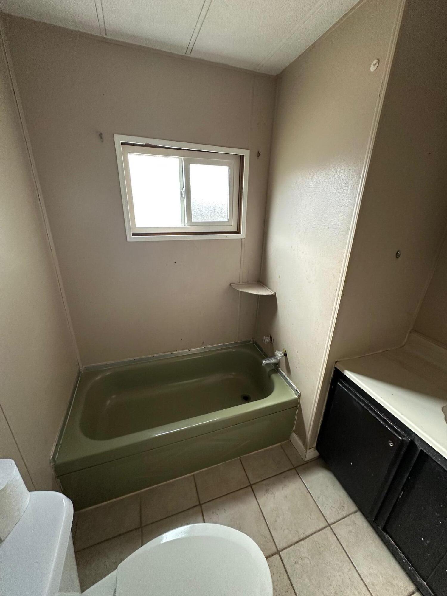 421 Stevens Road, Unit 52 Eagle Point, OR 97524 - Photo 11 of 18 a bathroom with a toilet bathtub and sink