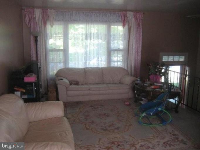 611 Denham Road Rockville, MD 20851 - Photo 6 of 11 Living Room