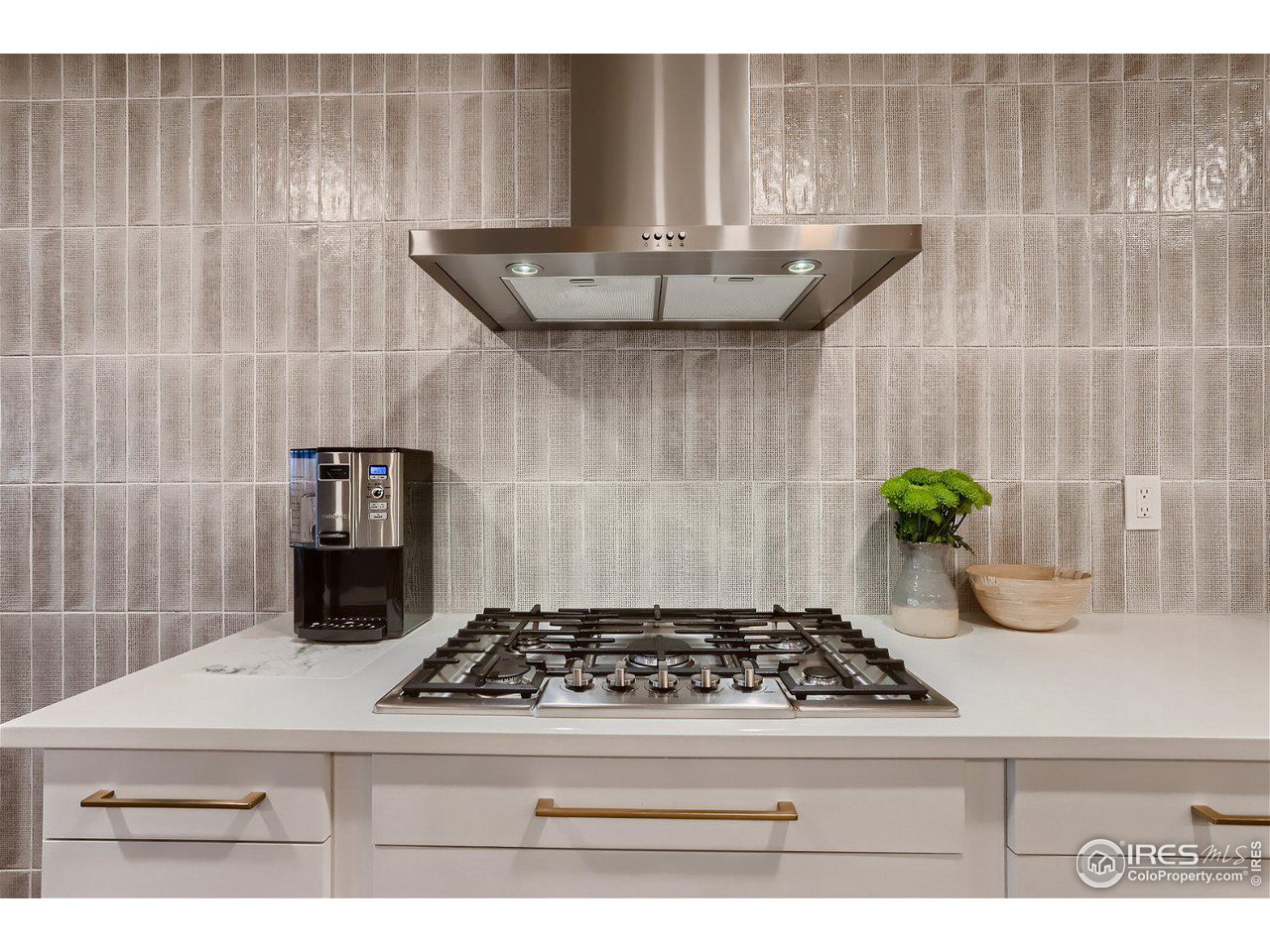 252 Pine Tree Lane Boulder, CO 80304 - Photo 9 of 39 a kitchen with a stove and a cabinets