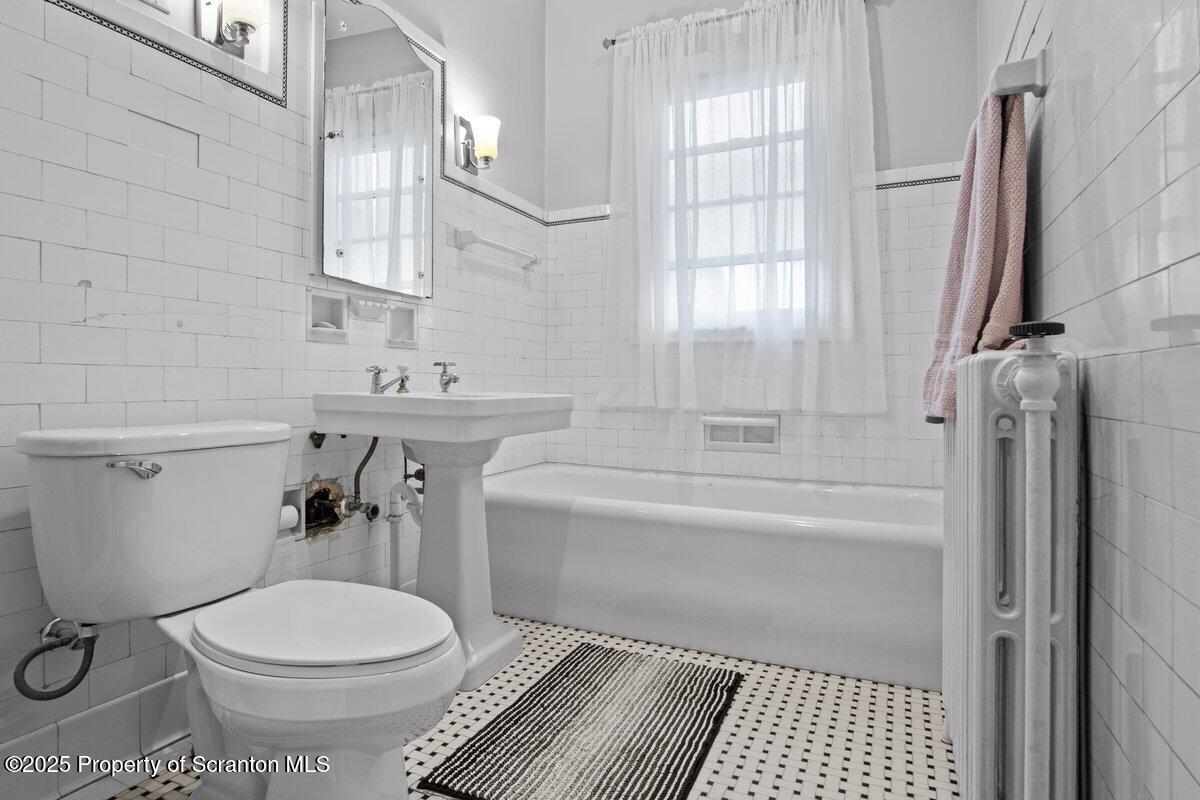 739 Moosic Street Scranton, PA 18505 - Photo 34 of 43 Full Bathroom