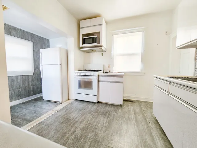 $260,000 | 481 Division Street, Elgin, IL 60120