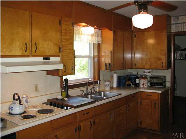 5200 Cerny Road Pensacola, FL 32526 - Photo 4 of 19 Fully-equipped kitchen