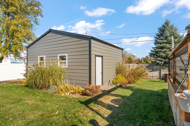 a view of a house with backyard and garden