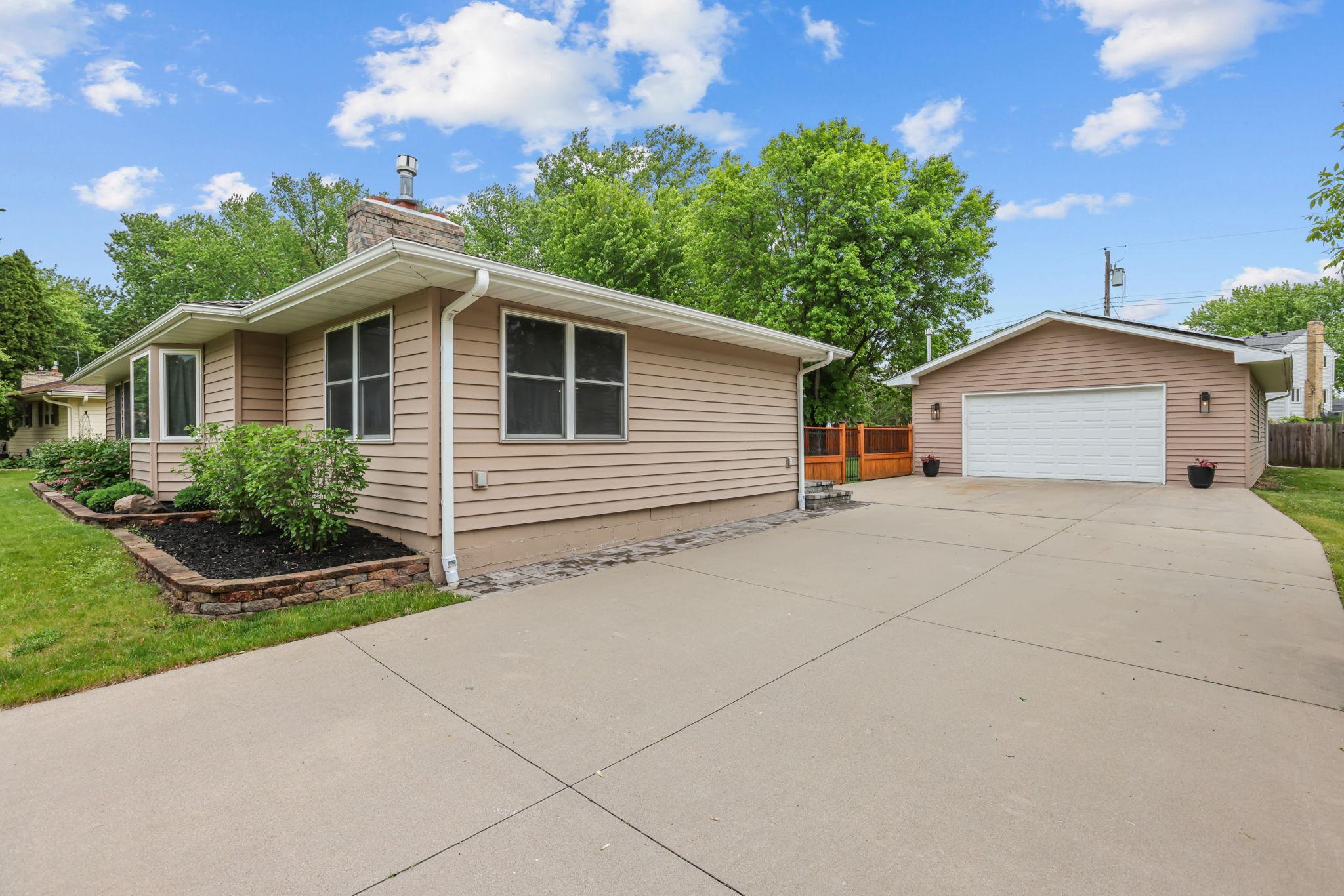 10101 Harrison Road Bloomington, MN 55437 - Photo 2 of 36 Gallery Image 2