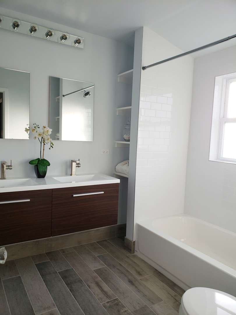 57 Northgate Road Riverside, IL 60546 - Photo 25 of 28 a spacious bathroom with a tub shower sink and mirror