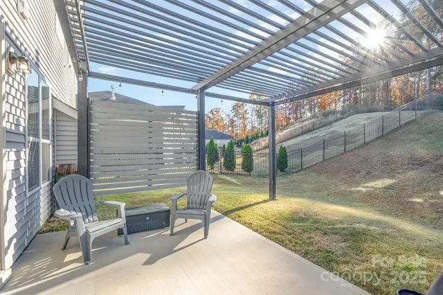 a view of sitting area with chairs