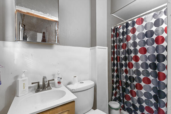 3312 West Scott Street, Unit 3314 Milwaukee, WI 53215 - Photo 17 of 21 Upper Full Bath