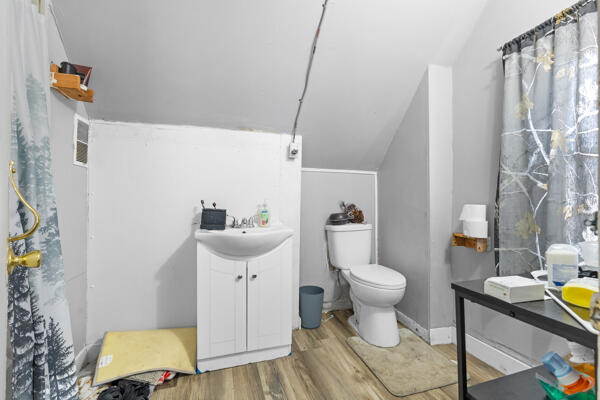 3312 West Scott Street, Unit 3314 Milwaukee, WI 53215 - Photo 18 of 21 Upper Full Bath