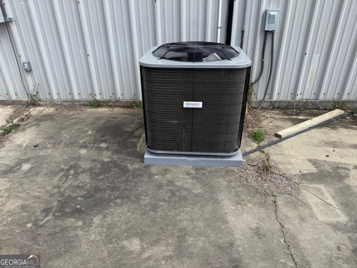 812 Gray's Landing Road Uvalda, GA 30473 - Photo 13 of 17 a view of washer and dryer