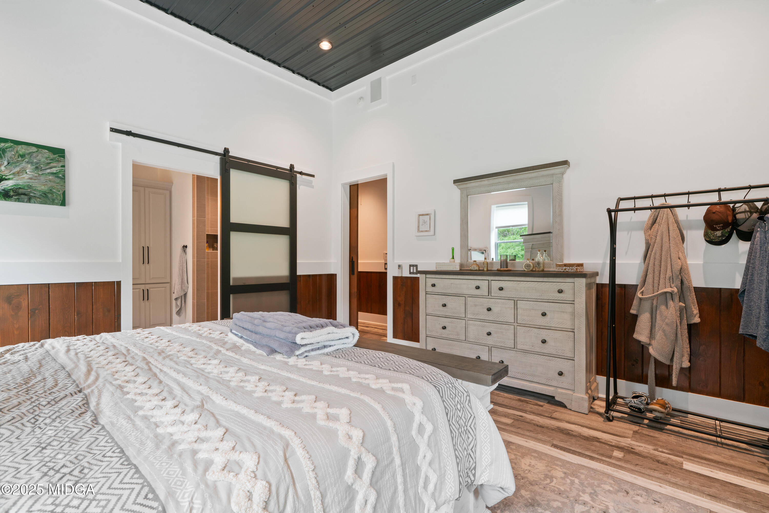 1971 Highway 49 Gray, GA 31032 - Photo 37 of 98 a bedroom with a bed and a dresser