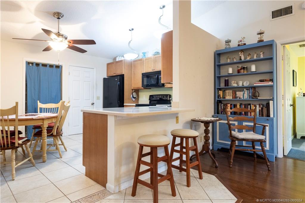 4260 Southeast Boxleaf Place Stuart, FL 34997 - Photo 14 of 31 Kitchen Bar