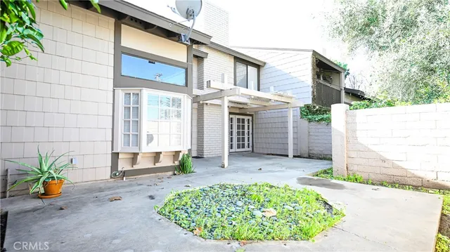 a house view with a outdoor space