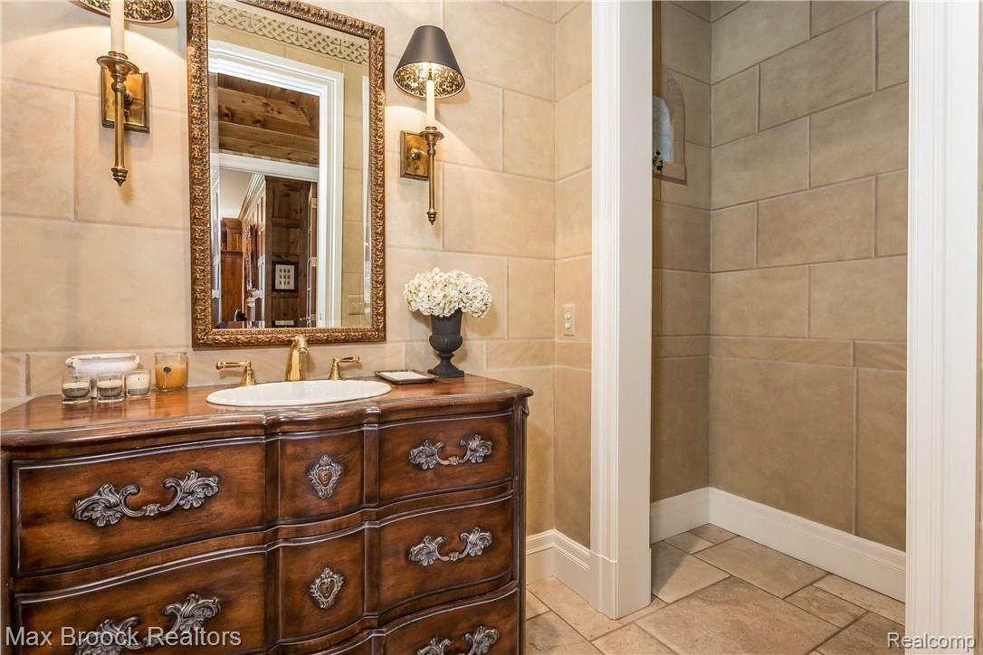 4635 Gallagher Road Rochester, MI 48306 - Photo 18 of 40 Powder room