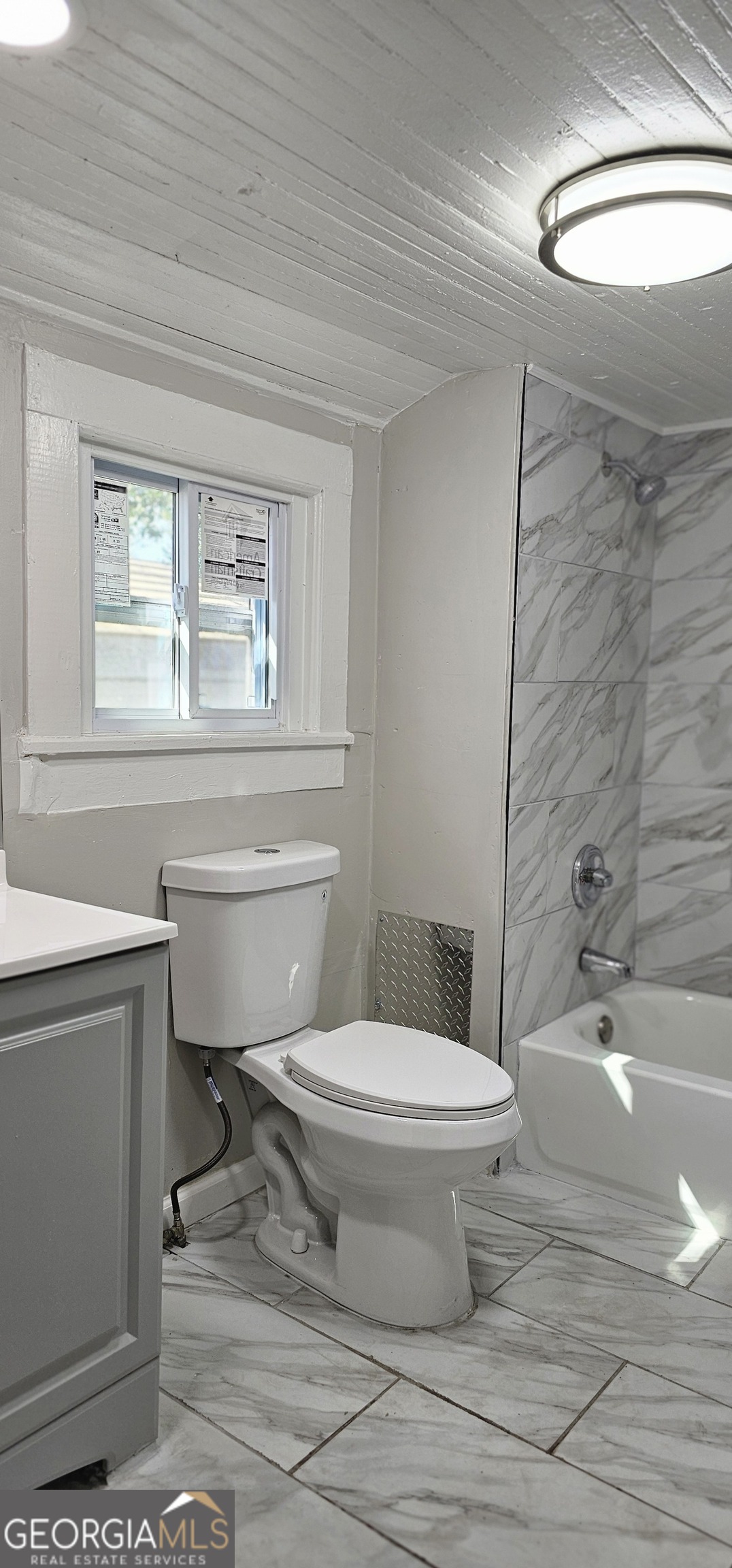 508 Wheeler Street Griffin, GA 30223 - Photo 15 of 23 a bathroom with a toilet a sink and a bathtub