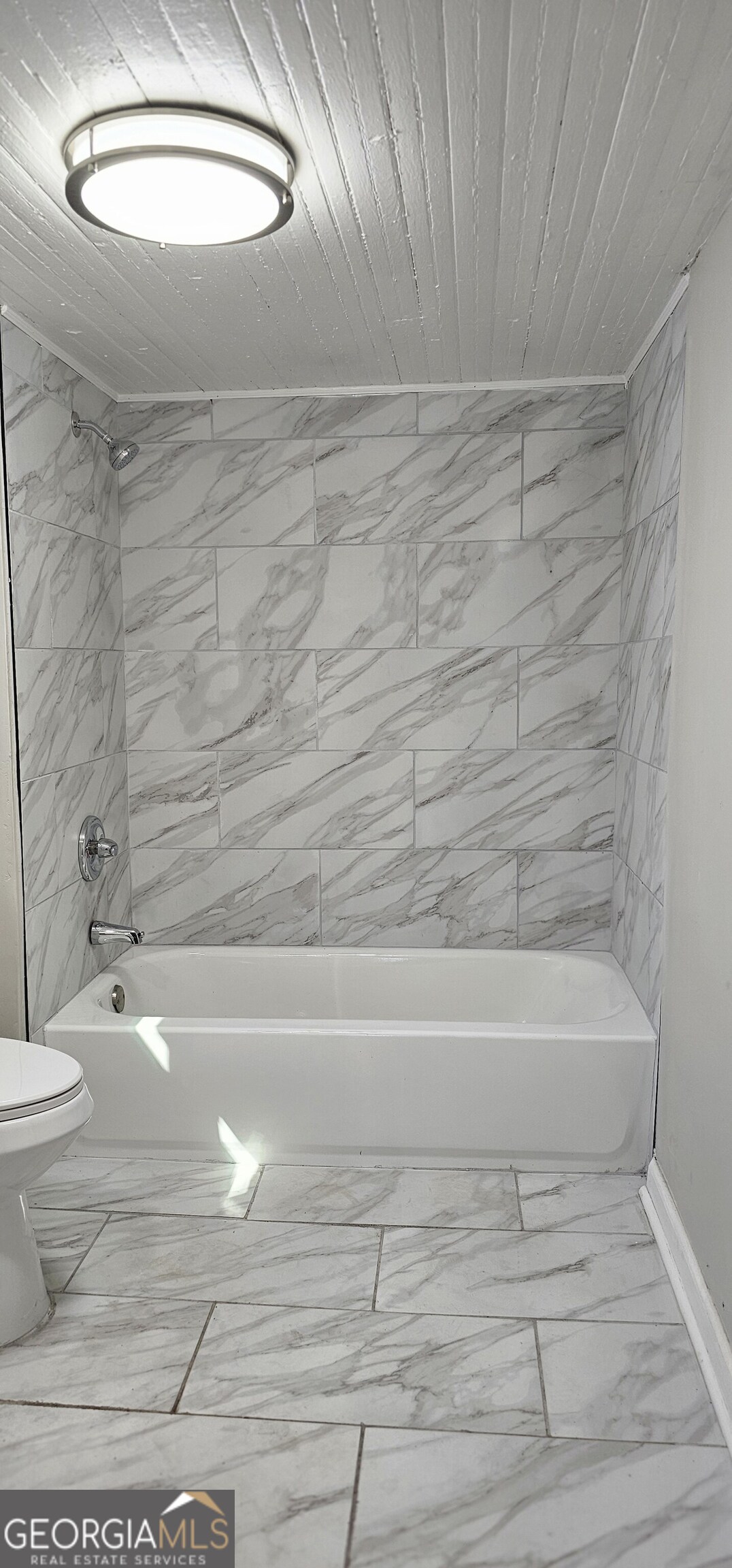 508 Wheeler Street Griffin, GA 30223 - Photo 16 of 23 a bathroom with a bathtub and a toilet