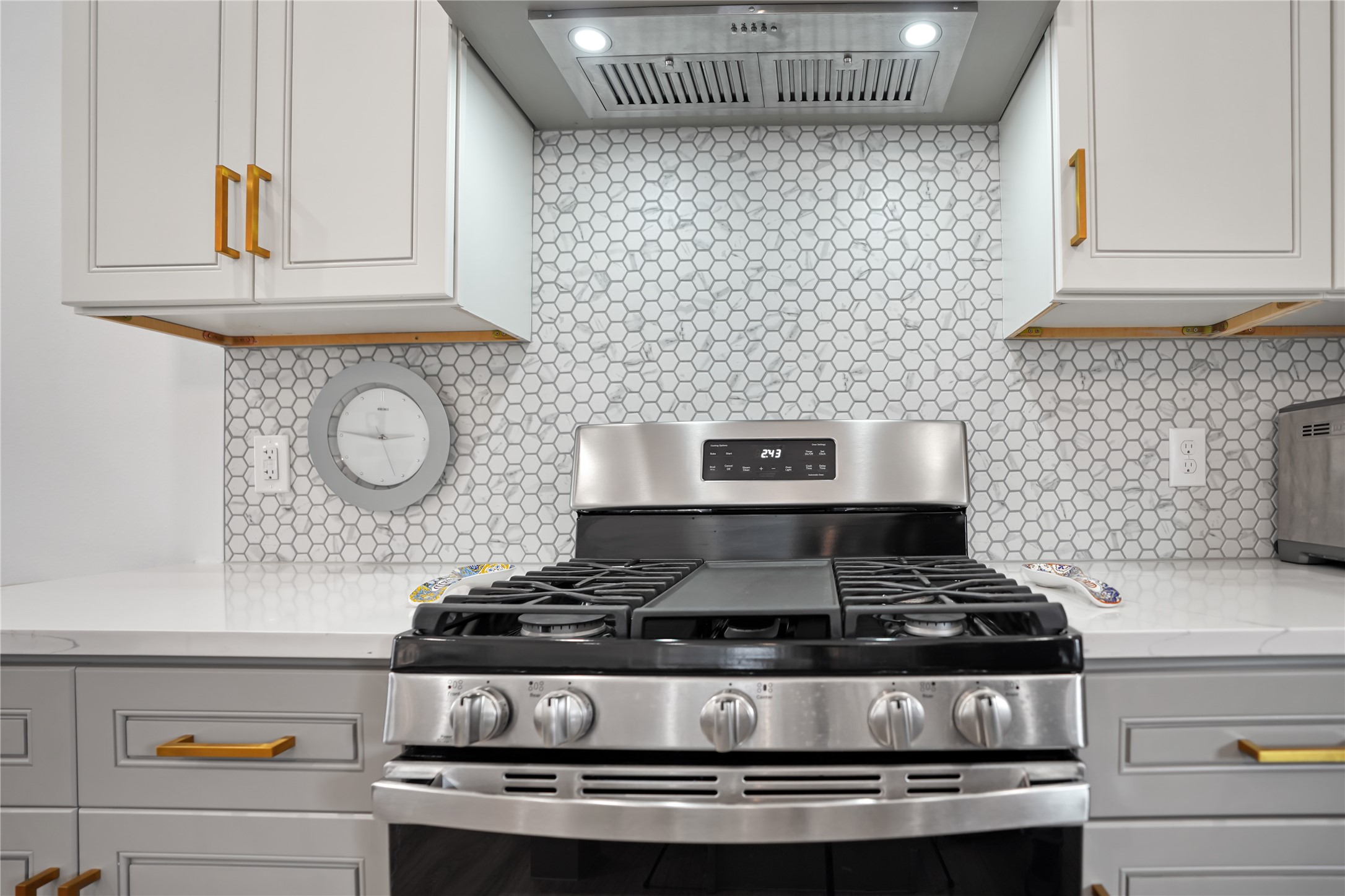 303 Blueberry Street, Unit B Houston, TX 77018 - Photo 15 of 39 a stove top oven sitting inside of a kitchen