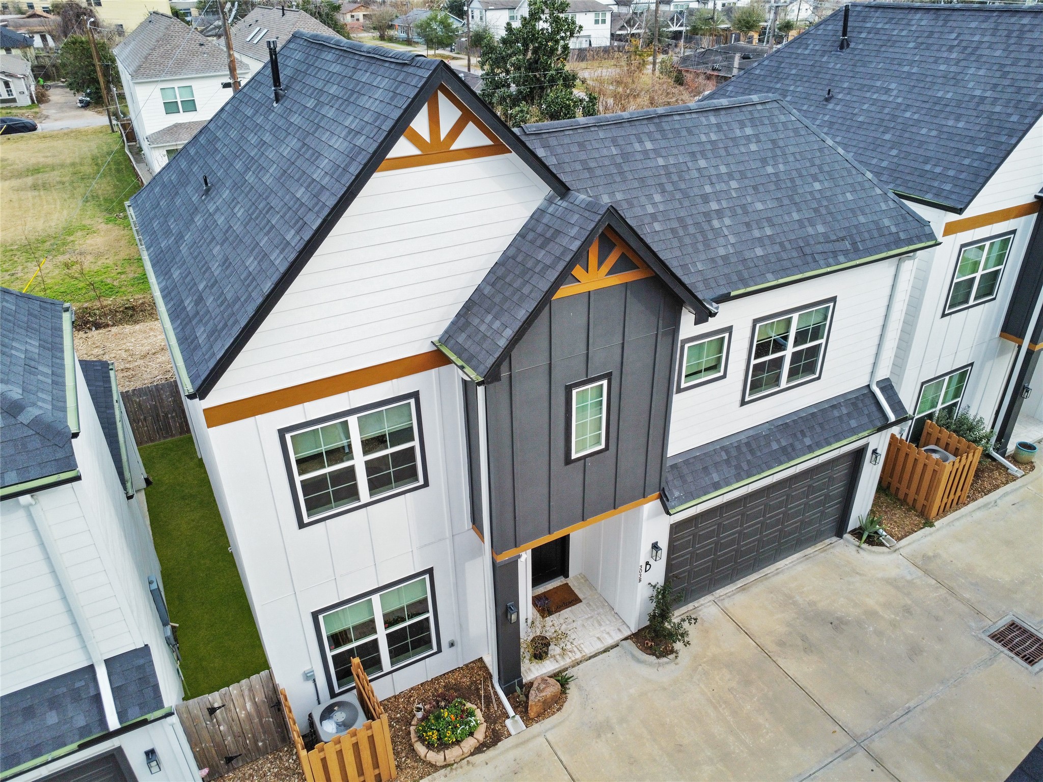 303 Blueberry Street, Unit B Houston, TX 77018 - Photo 4 of 39 a backyard of a house with seating space
