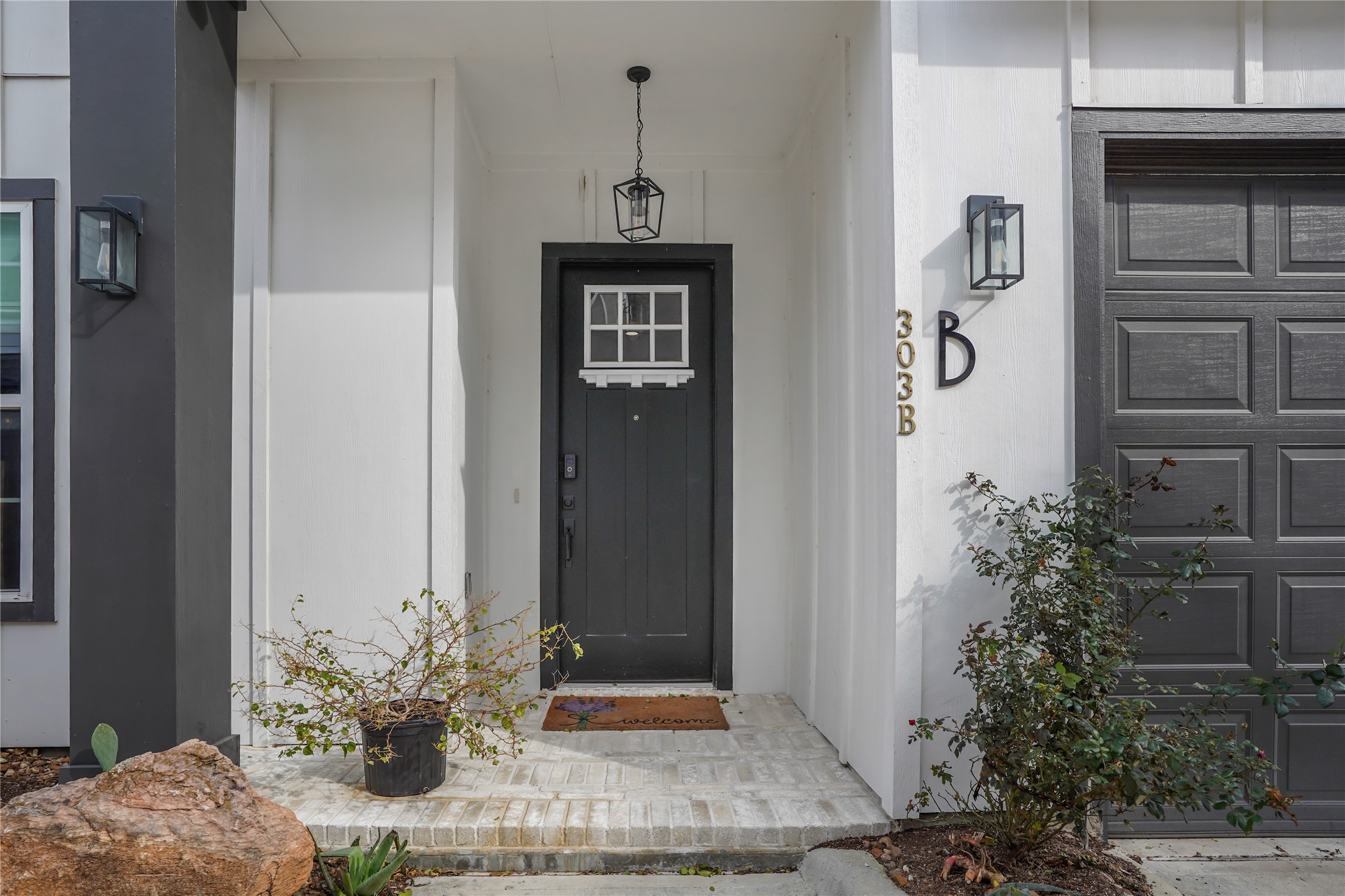 303 Blueberry Street, Unit B Houston, TX 77018 - Photo 5 of 39 a front view of a house