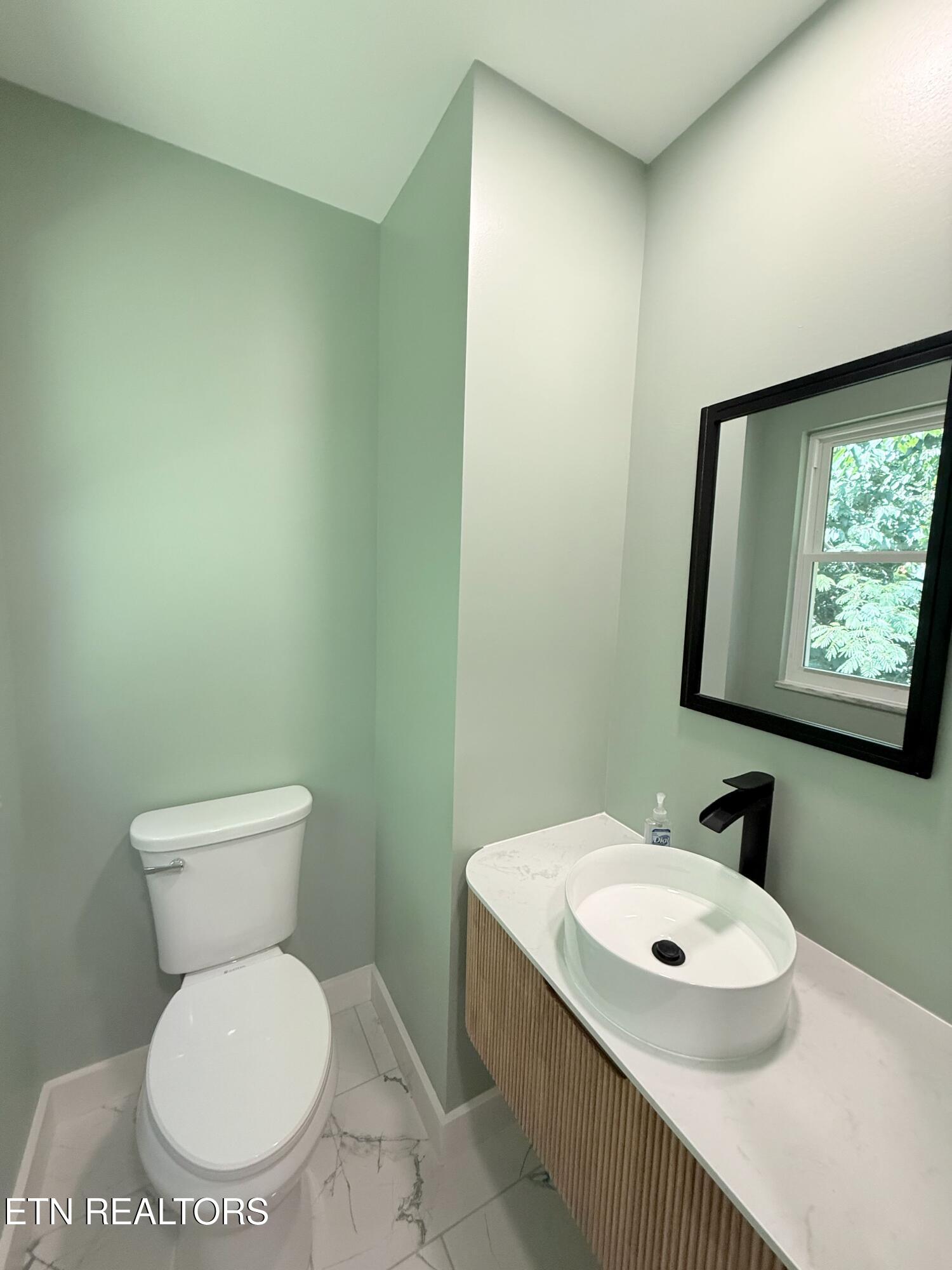 924 Lester Road Knoxville, TN 37920 - Photo 21 of 30 14. half bath