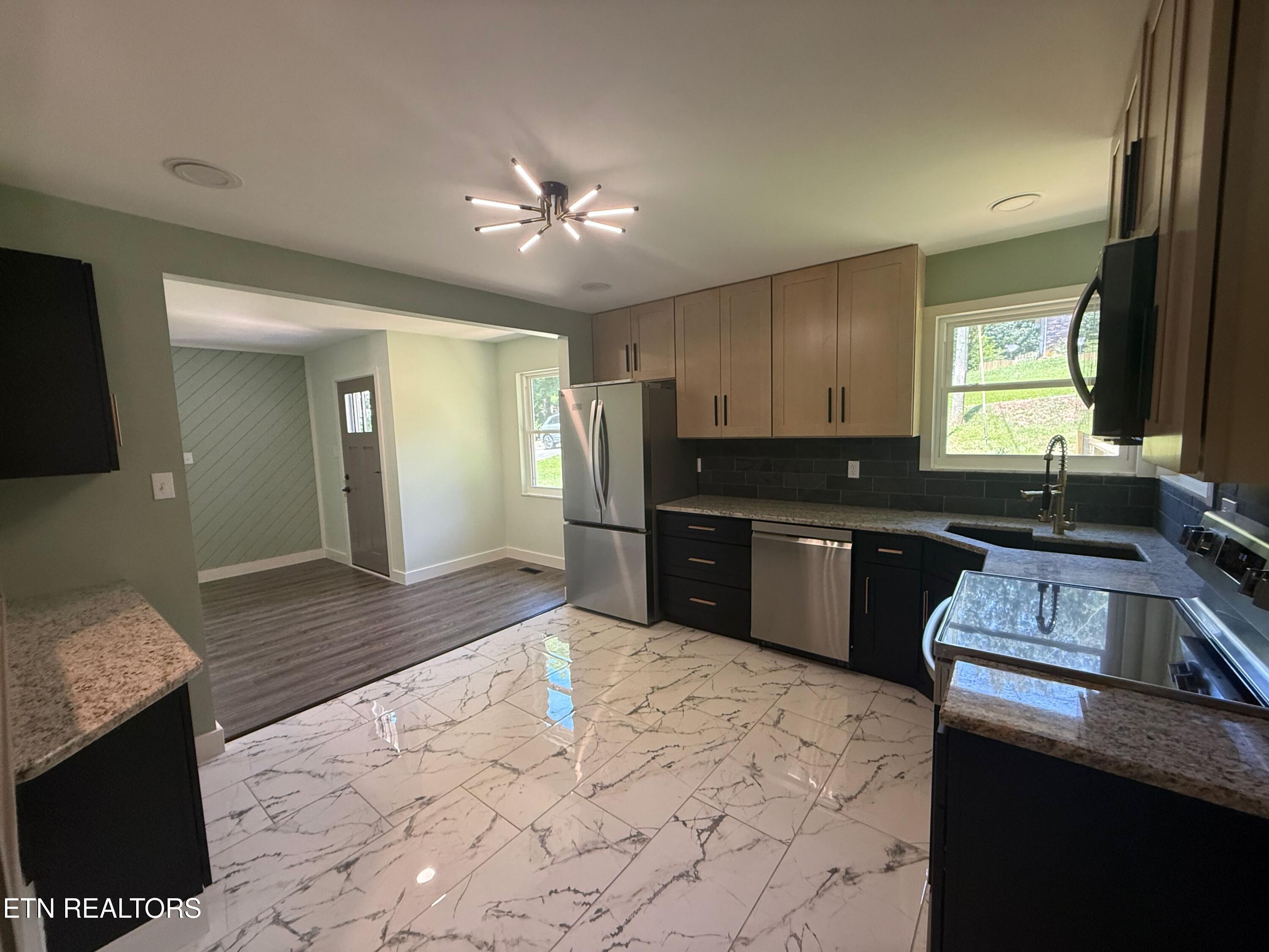 924 Lester Road Knoxville, TN 37920 - Photo 6 of 30 3. from side door to front door