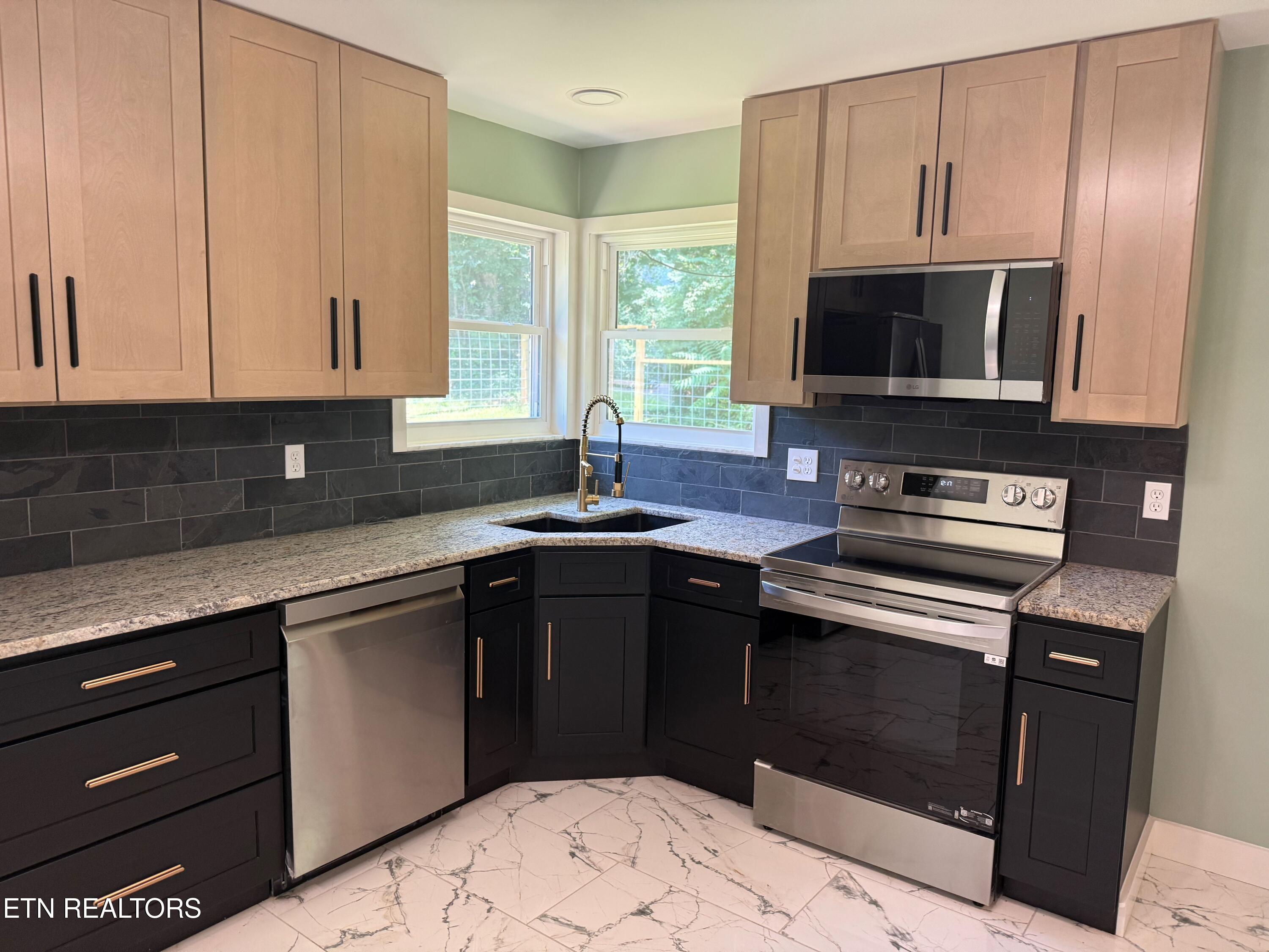 924 Lester Road Knoxville, TN 37920 - Photo 7 of 30 4. Kitchen