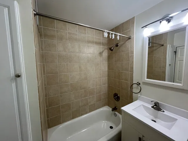 $2,150 | 1355 North Sandburg Terrace, Unit 1903, Chicago, IL 60610